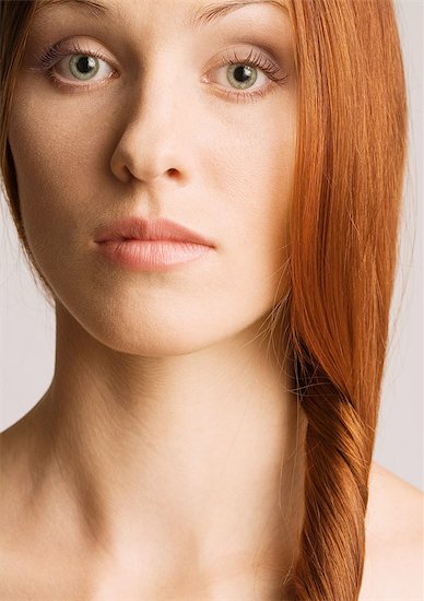 Woman with hair to the side, portrait Foto de stock - Sin royalties Premium, Código de la imagen: 632-08130078