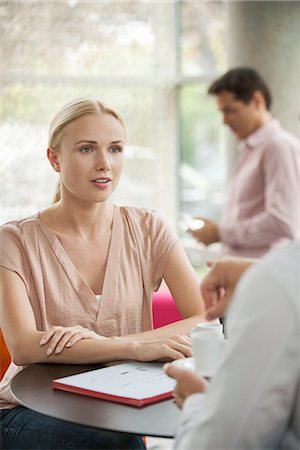 Woman meeting with colleague in cafe Photographie de stock - Premium Libres de Droits, Code: 632-08130131