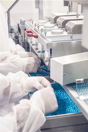Worker monitoring pill packaging machinery Photographie de stock - Premium Libres de Droits, Code: 632-08130201