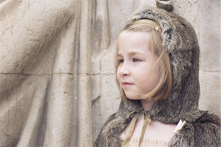 simsearch:632-03193659,k - Little girl wearing hooded fur cloak outdoors, portrait Foto de stock - Royalty Free Premium, Número: 632-08130272