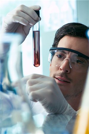 Scientist conducting experiment in laboratory Photographie de stock - Premium Libres de Droits, Code: 632-08130286