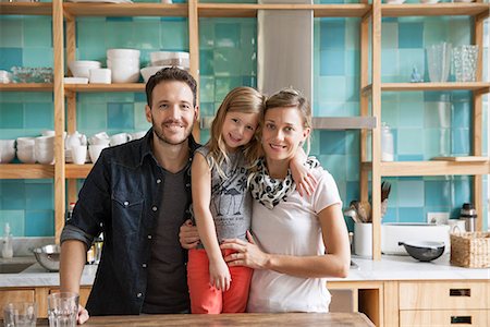 Family at home together in kitchen, portrait Foto de stock - Sin royalties Premium, Código: 632-08227386
