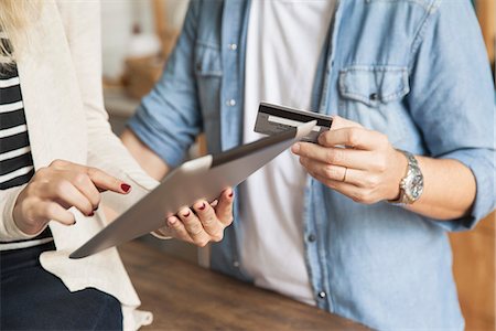 debit card - Couple using digital tablet to shop online Photographie de stock - Premium Libres de Droits, Code: 632-08227430