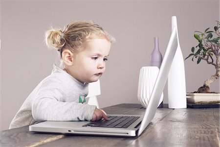 simsearch:632-05553831,k - Little girl using laptop computer Foto de stock - Sin royalties Premium, Código: 632-08227464