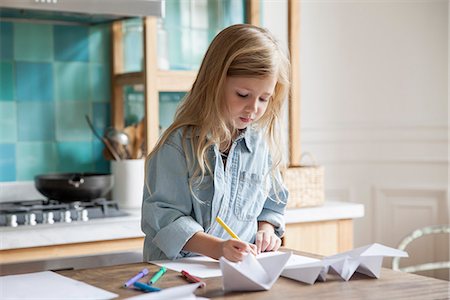 simsearch:632-08227545,k - Little girl coloring in kitchen Foto de stock - Royalty Free Premium, Número: 632-08227546