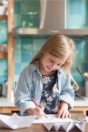 simsearch:640-08089709,k - Little girl drawing in kitchen, portrait Photographie de stock - Premium Libres de Droits, Code: 632-08227551