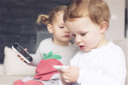 simsearch:632-08227559,k - Children playing with smartphones Stock Photo - Premium Royalty-Free, Code: 632-08227563