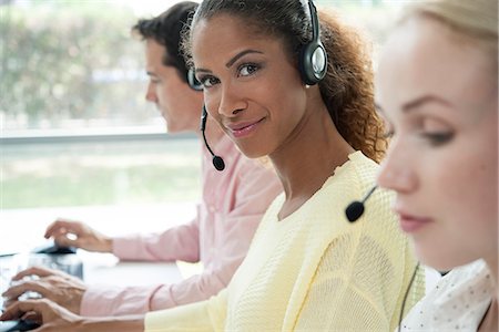 Operator in call center, portrait Photographie de stock - Premium Libres de Droits, Code: 632-08227572