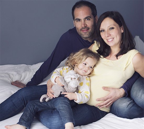 Parents and young daughter sitting together, portrait Photographie de stock - Premium Libres de Droits, Le code de l’image : 632-08227662