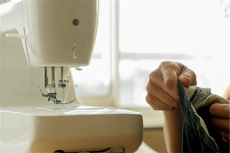 Woman using sewing machine, cropped Foto de stock - Sin royalties Premium, Código: 632-08227700