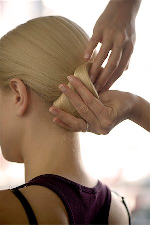 Hairdresser arranging woman's hair in a chignon, cropped Foto de stock - Sin royalties Premium, Código: 632-08227781
