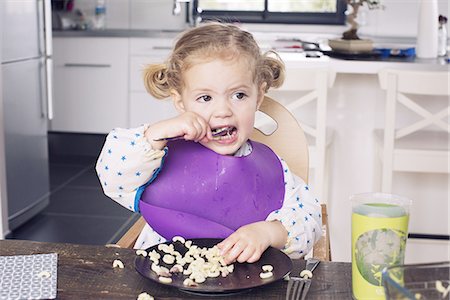 simsearch:632-06317738,k - Little girl eating lunch Stock Photo - Premium Royalty-Free, Code: 632-08227804