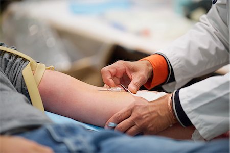 Person giving blood, close-up Photographie de stock - Premium Libres de Droits, Code: 632-08331436