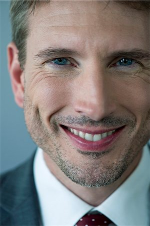 Businessman smiling cheerfully, portrait Photographie de stock - Premium Libres de Droits, Code: 632-08331451