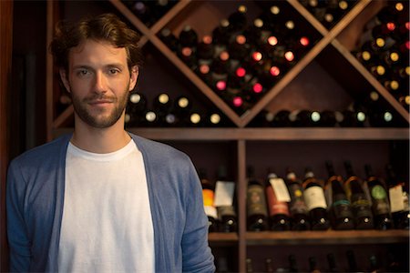 déboutonné - Sommelier in wine cellar, portrait Photographie de stock - Premium Libres de Droits, Code: 632-08331481