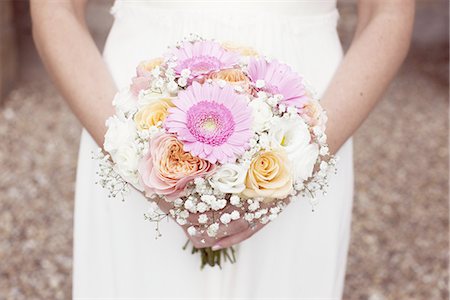 simsearch:670-06450369,k - Bride holding bouquet of flowers, cropped Photographie de stock - Premium Libres de Droits, Code: 632-08331490