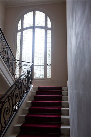 simsearch:632-08331586,k - Stairway with wrought iron bannister Foto de stock - Royalty Free Premium, Número: 632-08331581