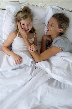 simsearch:632-05760167,k - Mother and daugther lying in bed together Stock Photo - Premium Royalty-Free, Code: 632-08331591