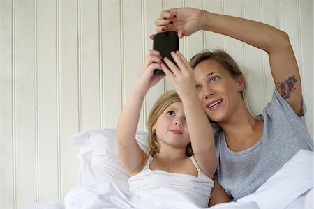 simsearch:614-08875430,k - Mother and daughter posing for selfie Fotografie stock - Premium Royalty-Free, Codice: 632-08331600