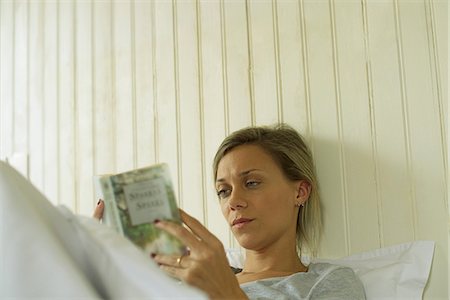 simsearch:633-08151062,k - Woman reading in bed Stock Photo - Premium Royalty-Free, Code: 632-08331711