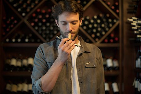 Sommelier smelling wine cork Stockbilder - Premium RF Lizenzfrei, Bildnummer: 632-08331741