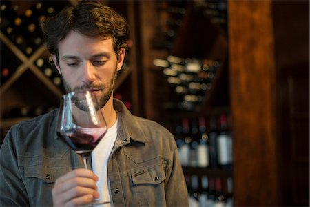 Sommelier evaluating quality of glass of wine Foto de stock - Sin royalties Premium, Código: 632-08331743