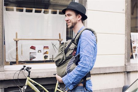 Man out and about in the city with baby in carrier Photographie de stock - Premium Libres de Droits, Code: 632-08545818