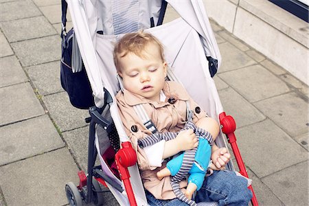 Toddler sleeping in stroller Stock Photo - Premium Royalty-Free, Code: 632-08545820