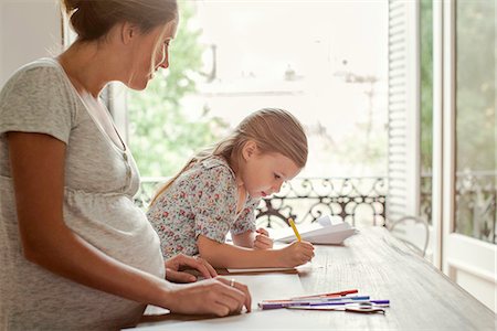 Mother and daughter coloring together Photographie de stock - Premium Libres de Droits, Code: 632-08545855