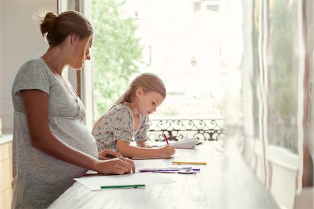 Mother watching daughter coloring Photographie de stock - Premium Libres de Droits, Code: 632-08545856