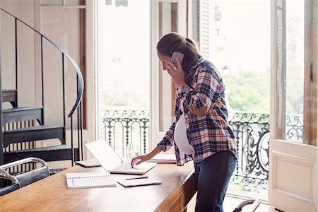 pregnant woman standing with computer - Pregnant woman working from home Stock Photo - Premium Royalty-Free, Code: 632-08545889