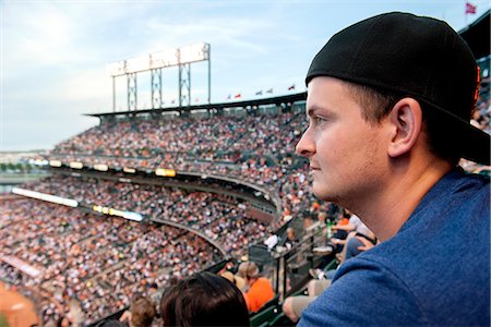 fäule - Man watching sports match in stadium Photographie de stock - Premium Libres de Droits, Code: 632-08545909