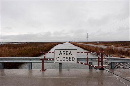 Area closed sign on bridge Foto de stock - Sin royalties Premium, Código: 632-08545918