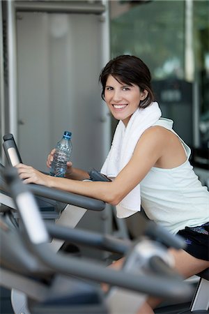 simsearch:6105-05396675,k - Woman exercising in fitness club with water bottle in hand Stock Photo - Premium Royalty-Free, Code: 632-08545979