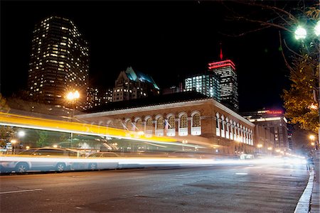 simsearch:632-08886497,k - Light trails from traffic on city street at night Photographie de stock - Premium Libres de Droits, Code: 632-08545985