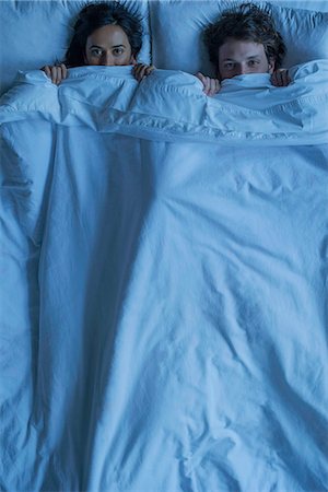 Shy couple in bed together Photographie de stock - Premium Libres de Droits, Code: 632-08698343