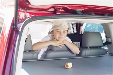 Boy looking out of back seat of car Stock Photo - Premium Royalty-Free, Code: 632-08698412