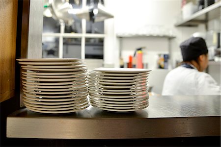 restaurant kitchen light - Stack of plates on shelf in commercial kitchen Stock Photo - Premium Royalty-Free, Code: 632-08698422