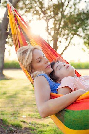 family on hammock - Mother and son napping together in hammock Foto de stock - Sin royalties Premium, Código: 632-08698451