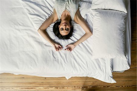 sveglio - Woman lying in bed stretching Fotografie stock - Premium Royalty-Free, Codice: 632-08698536