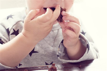 Child eating cake with hands Stock Photo - Premium Royalty-Free, Code: 632-08698642