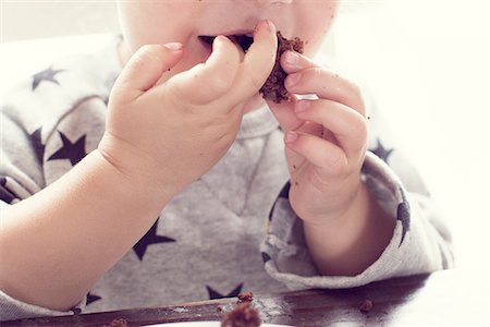 Child eating cake with hands Foto de stock - Sin royalties Premium, Código: 632-08698642