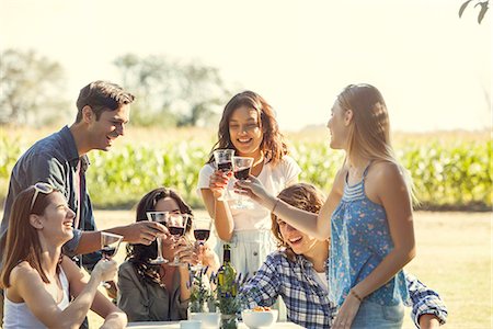 friends drinking alcohol - Friends enjoying glass of wine at vineyard Foto de stock - Sin royalties Premium, Código: 632-08886384