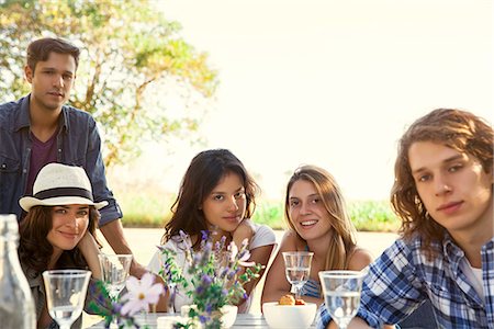 simsearch:633-08726158,k - Friends enjoying meal together outdoors, portrait Foto de stock - Royalty Free Premium, Número: 632-08886383
