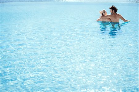 piscine à débordement - Couple relaxing together in pool, rear view Photographie de stock - Premium Libres de Droits, Code: 632-08886528