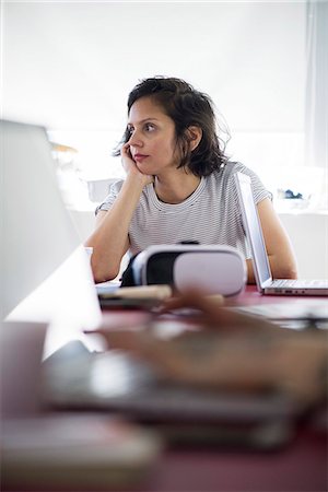 ennui (manque d'intérêt) - Woman looking bored at work Photographie de stock - Premium Libres de Droits, Code: 632-08886544