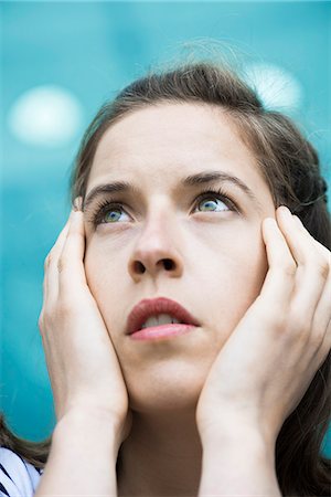 simsearch:632-07539867,k - Woman looking up in thought, portrait Photographie de stock - Premium Libres de Droits, Code: 632-08886631