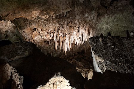 Stalactites hang from the ceiling of a cave in Carlsbad Caverns National Park, New Mexico, USA Photographie de stock - Premium Libres de Droits, Code: 632-08886701
