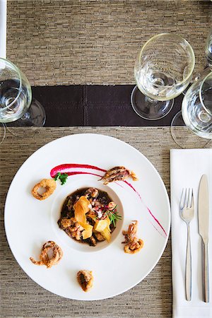 Seafood dish garnished with fried calamari Photographie de stock - Premium Libres de Droits, Code: 632-08886766