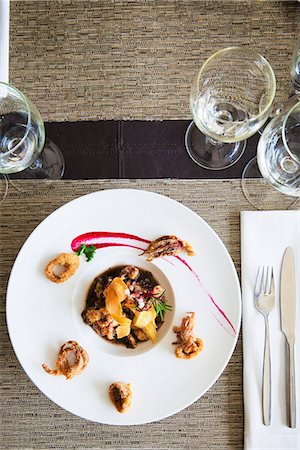 squid - Seafood dish garnished with fried calamari Photographie de stock - Premium Libres de Droits, Code: 632-08886766